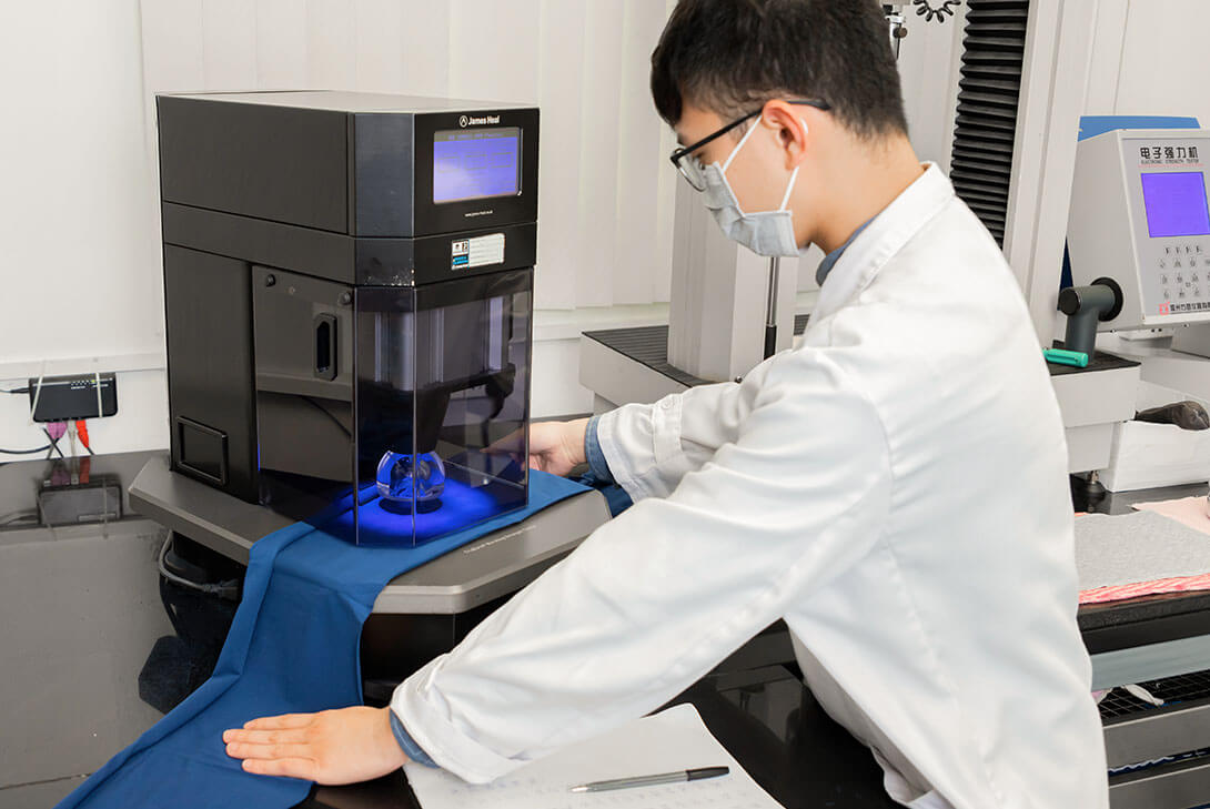 An engineer is conducting bursting strength test 